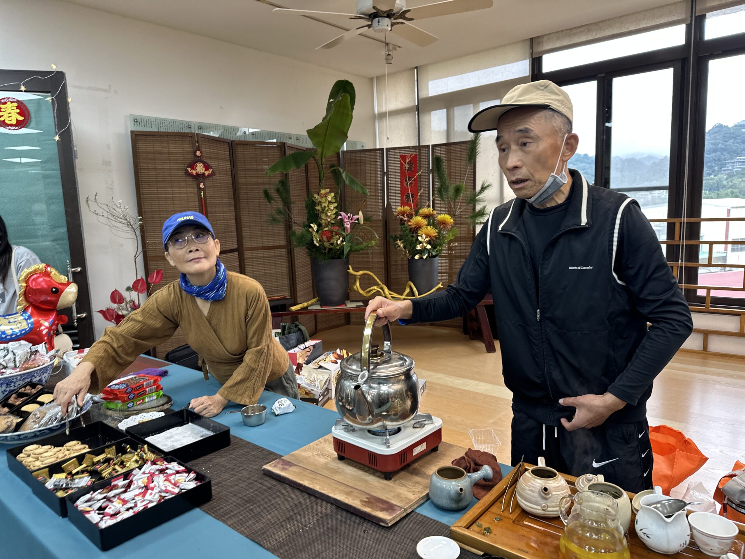 金蛇迎賓賓客盈門