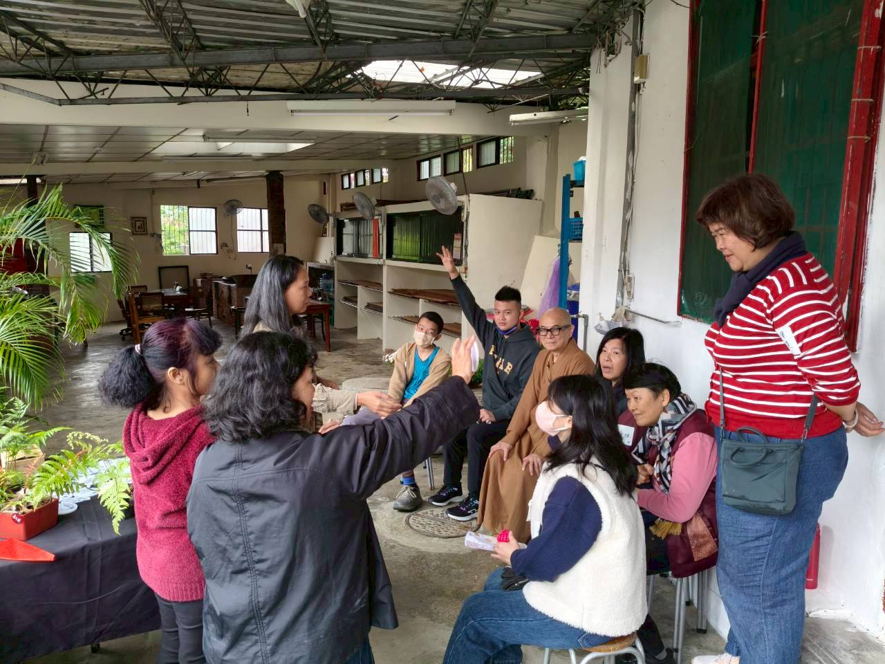 金蛇迎賓賓客盈門