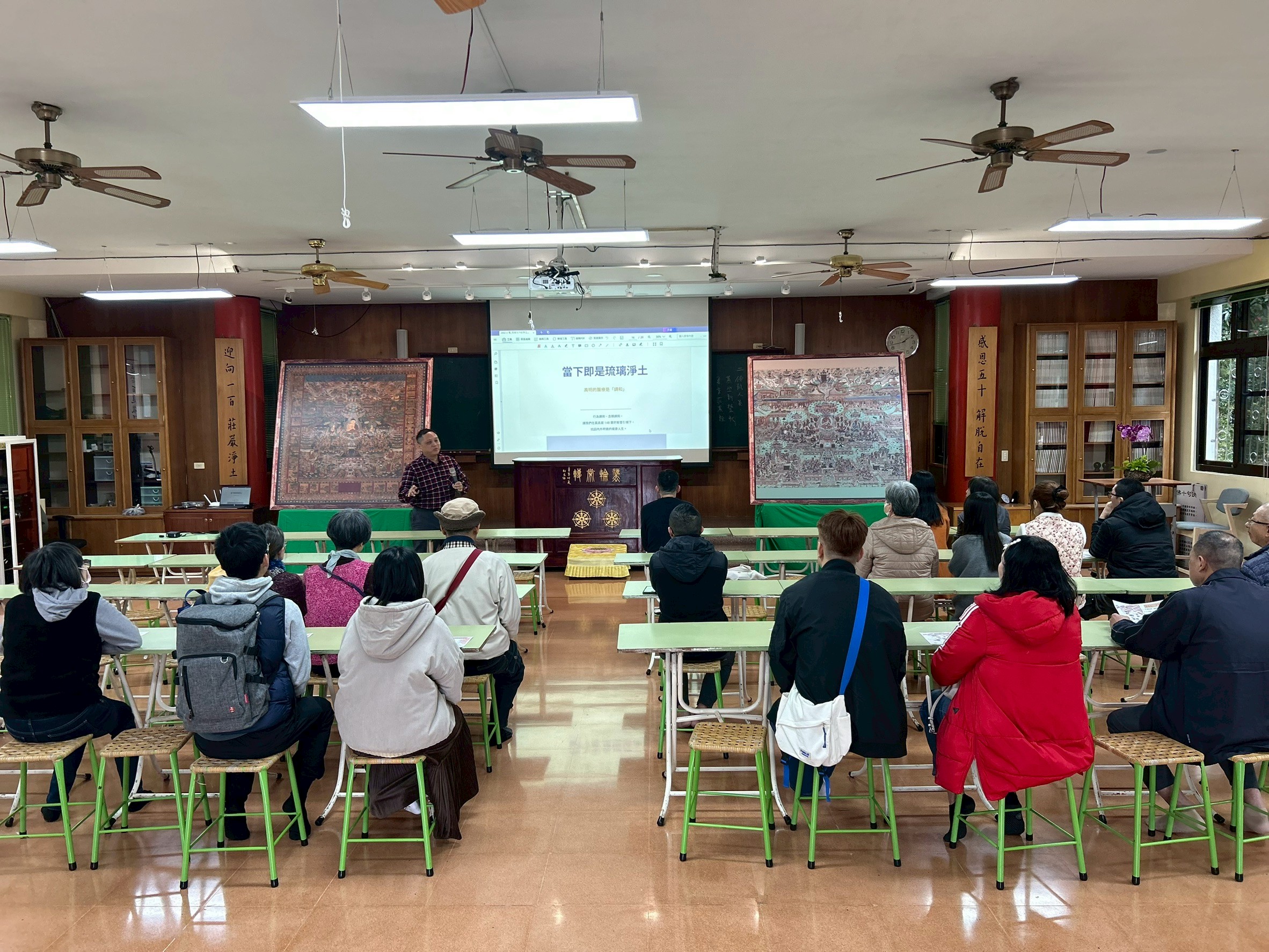 金蛇迎賓賓客盈門