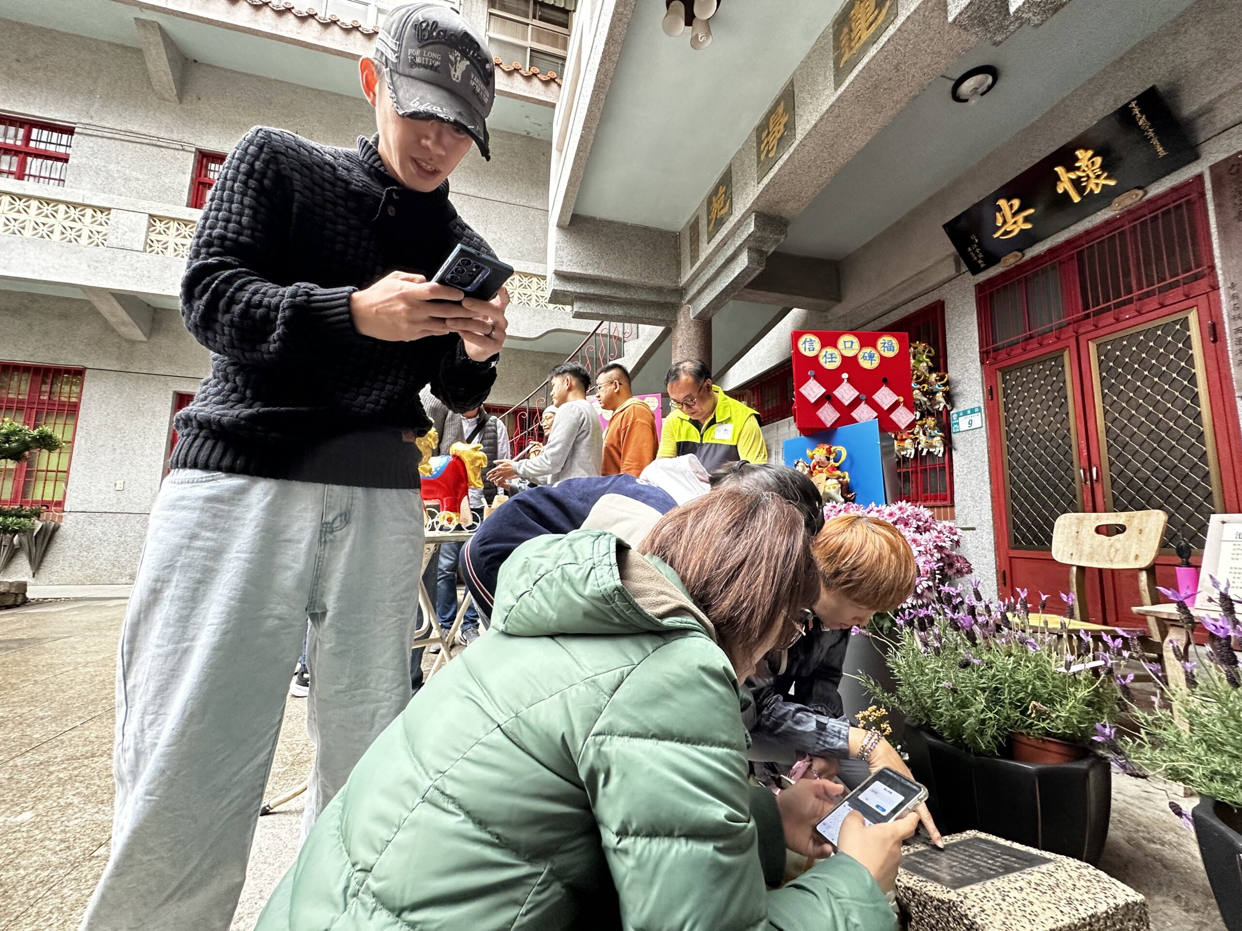 金蛇迎賓賓客盈門