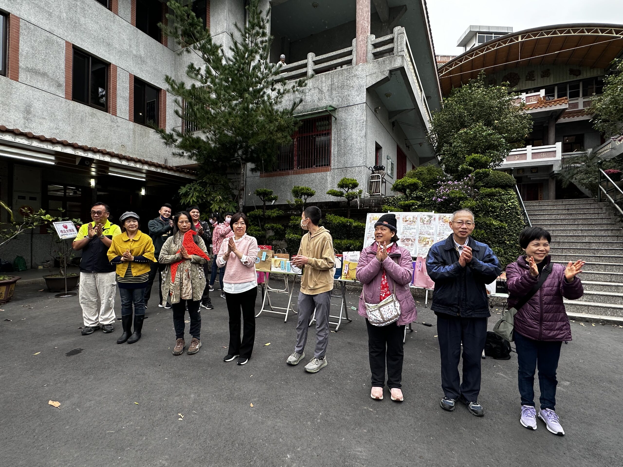 金蛇迎賓賓客盈門