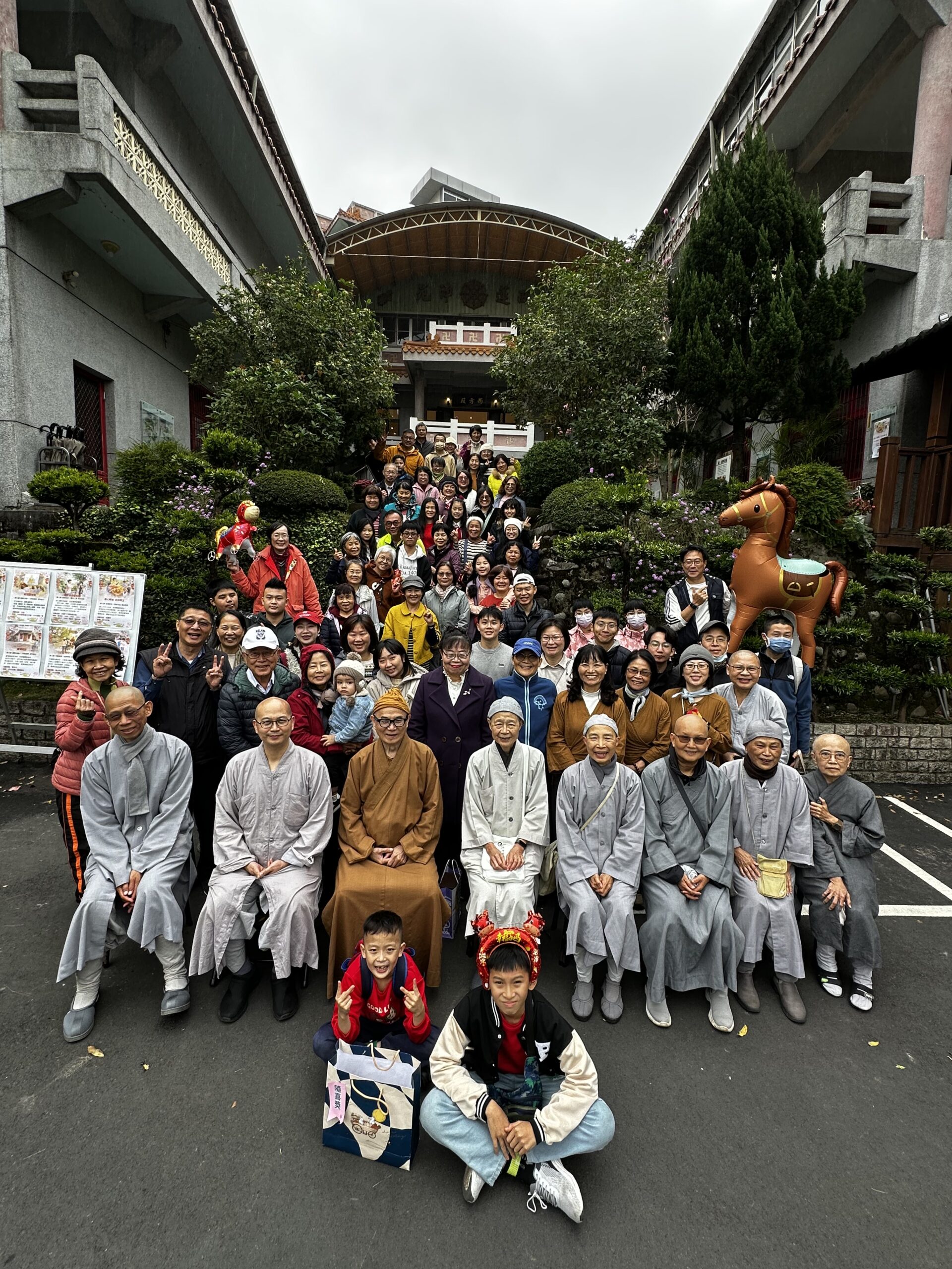 金蛇迎賓賓客盈門